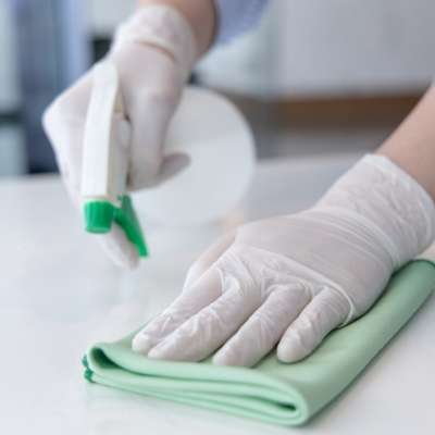 Reinigung von Oberflächen, Schreibtischen,Böden und allen Büroflächen