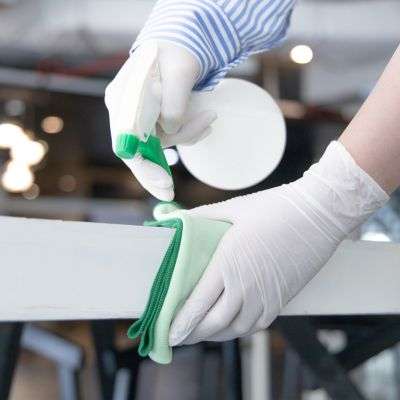 Reinigung von Treppenstufen, Treppen und Treppengeländern, Flure