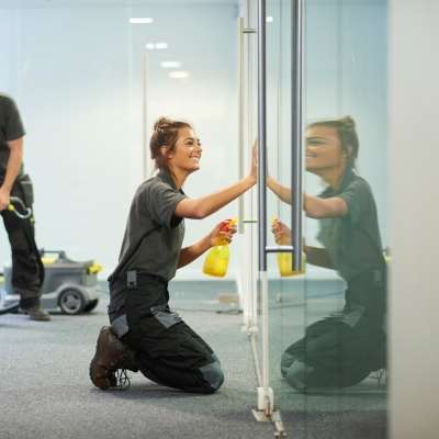Putzen und Reinigen von Schulen, Einrichtungen